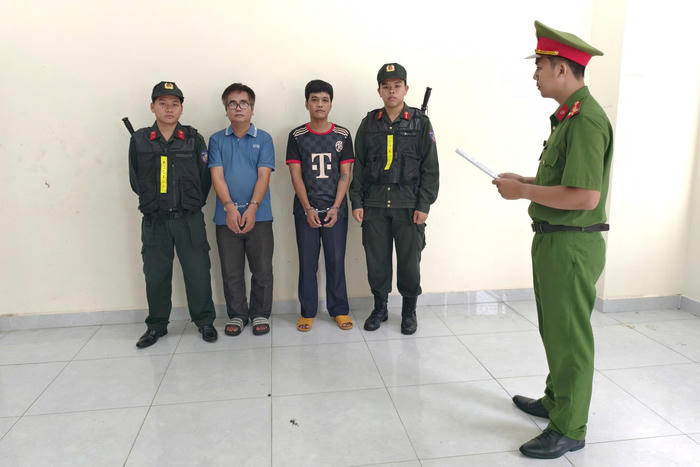 Buôn bán dép giả, 2 đối tượng bị khởi tố tội 'Xâm phạm sở hữu công nghiệp'