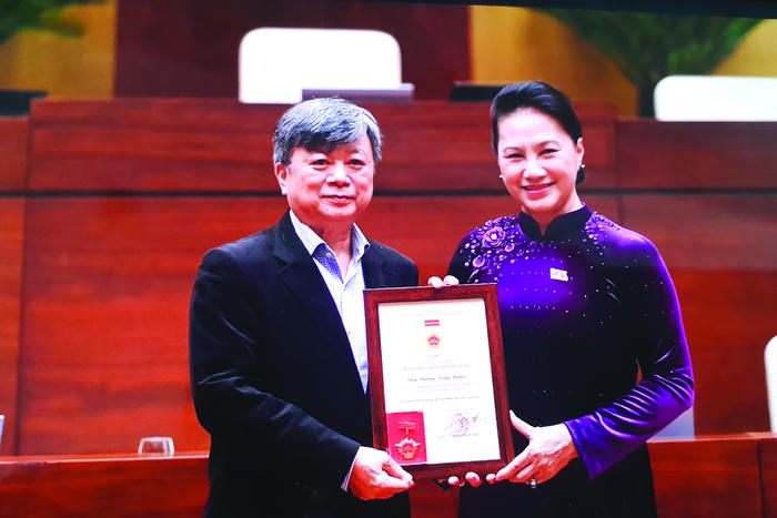 Cần tôn vinh xứng đáng một tập thể cầm bút trong lửa đạn