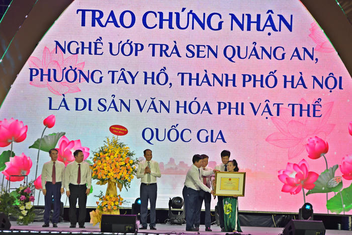 Nghề ướp trà sen Quảng An đón nhận chứng nhận Di sản văn hoá phi vật thể quốc gia
