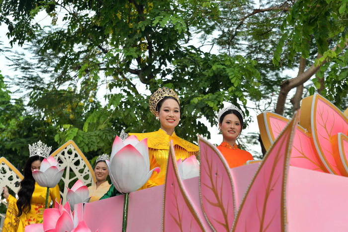 Hơn 2.000 người cùng nhau tạo đóa sen khổng lồ giữa lòng Hà Nội