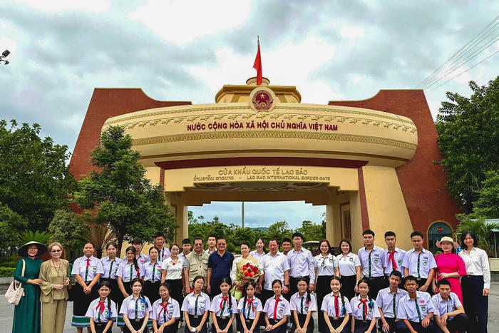 Đoàn Trường song ngữ Lào - Việt Nam Nguyễn Du trải nghiệm văn hóa, lịch sử Việt Nam