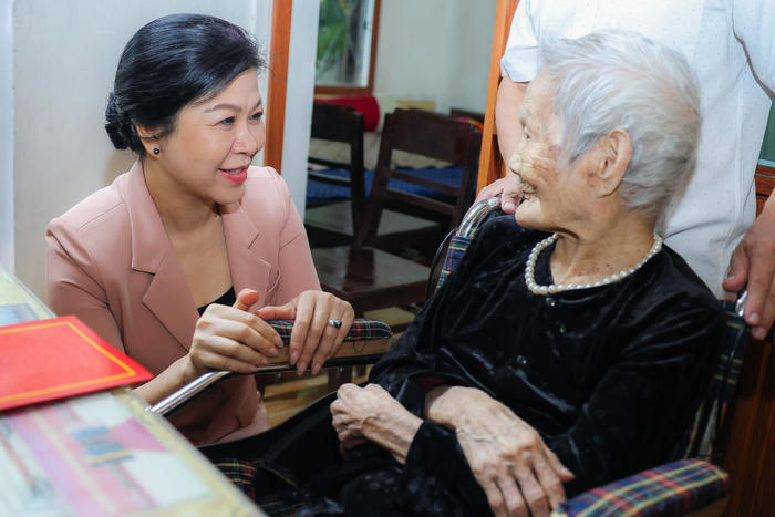 Đoàn công tác Văn phòng Trung ương Đảng tri ân gia đình liệt sĩ, thương binh tại Quảng Trị