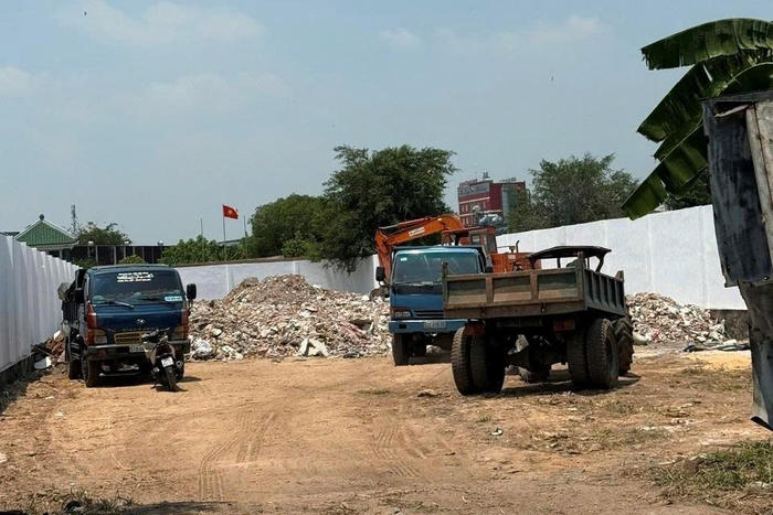 Khởi tố 6 đối tượng 'đổ trộm' gần 800 tấn chất thải