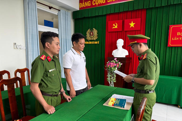 Khởi tố vụ án xâm phạm quyền sở hữu công nghiệp, thu giữ hơn 1.500 sản phẩm giả mạo nhãn hiệu