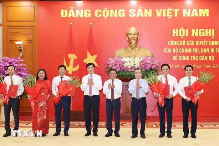 Công bố các quyết định của Bộ Chính trị, Ban Bí thư về công tác cán bộ