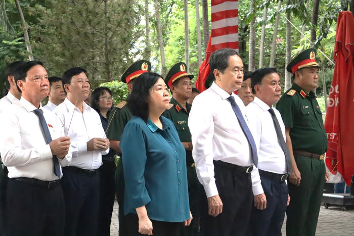Chủ tịch Quốc hội Trần Thanh Mẫn dâng hoa, dâng hương viếng anh hùng liệt sĩ tại công viên Lê Thị Riêng