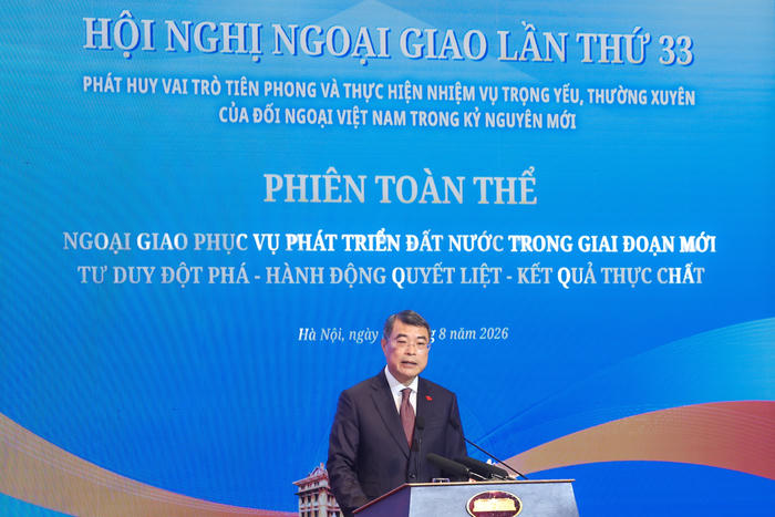 Thủ tướng: Ngoại giao phải chuyển mạnh từ mở đường sang đồng hành cùng doanh nghiệp và địa phương