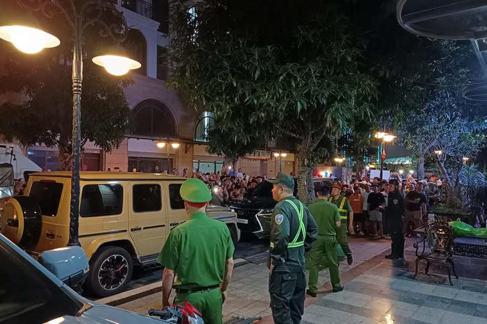 Khám xét nơi ở của Huấn Hoa Hồng