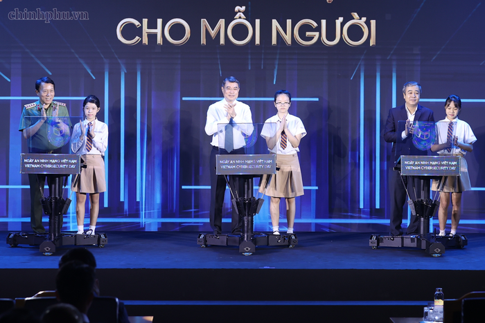 Thủ tướng: Bảo đảm an ninh mạng phải gắn kết giữa bảo vệ hệ thống và bảo vệ con người