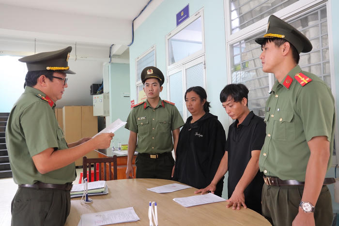 Khởi tố vợ chồng cho nhóm người nước ngoài cư trú trái phép Khởi tố vợ chồng cho nhóm người nước ngoài cư trú trái phép