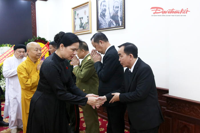 Phó Chủ tịch – Tổng Thư ký Hà Thị Nga viếng Chủ tịch Quốc hội Lào Saysomphone Phomvihane