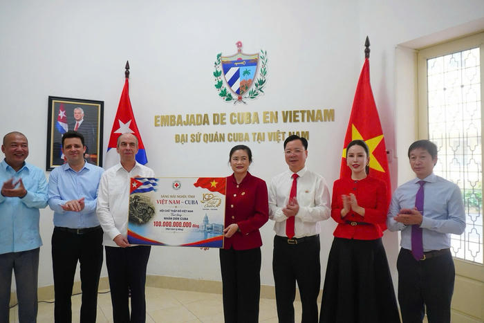 Trao khoản hỗ trợ trị giá 100 tỷ đồng tặng nhân dân Cuba