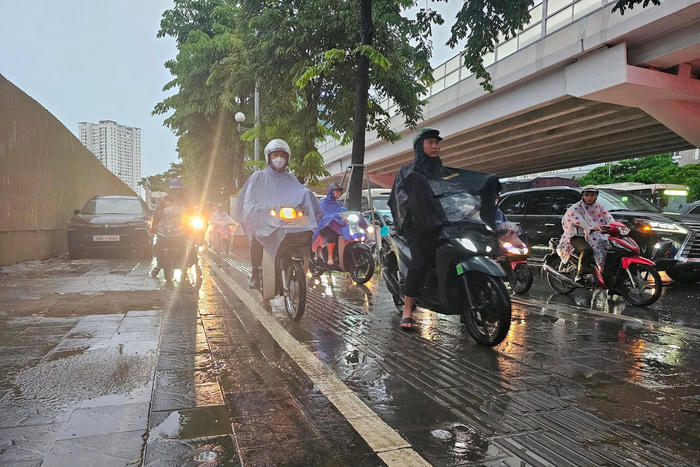 Ngày 15/8: Bắc Bộ đón mưa dông, Trung Bộ có nơi nắng nóng gay gắt