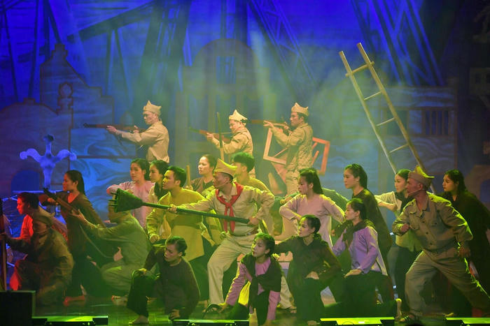 Kể chuyện lịch sử bằng ngôn ngữ sân khấu Kể chuyện lịch sử bằng ngôn ngữ sân khấu