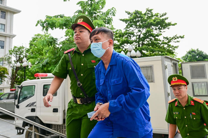 Cựu thứ trưởng bị cáo buộc 'làm ngơ' cho cấp dưới nhũng nhiễu ra toà
