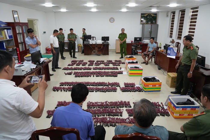 Huế: Triệt phá đường dây vận chuyển vật liệu nổ từ Lào vào Việt Nam, thu giữ gần 9.300 kíp nổ điện