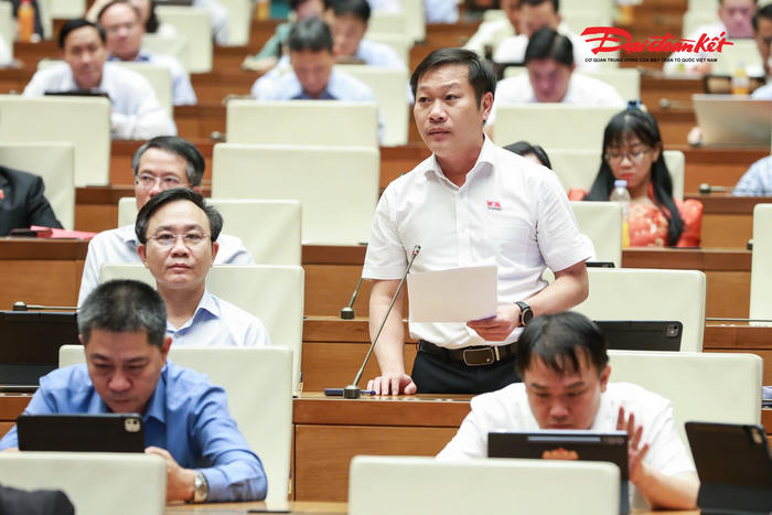 Nghiên cứu sửa đổi chính sách tiền lương để cán bộ, công chức, viên chức, người lao động đủ sống