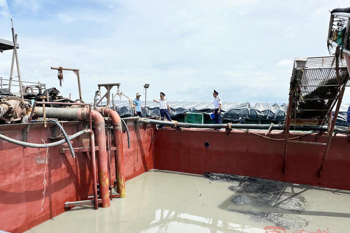TPHCM: Bắt phương tiện khai thác cát trái phép khu vực biển Cần Giờ TPHCM: Bắt phương tiện khai thác cát trái phép khu vực biển Cần Giờ