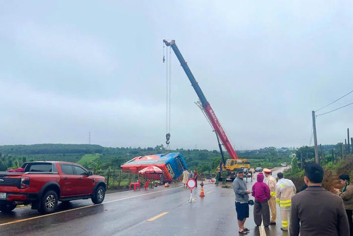 Thủ tướng yêu cầu khẩn trương khắc phục hậu quả vụ lật xe ô tô chở khách tại Gia Lai