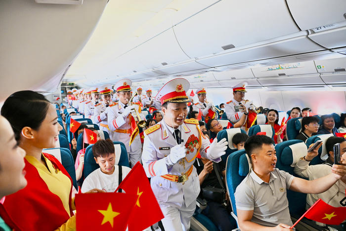 Giai điệu Quốc khánh vang lên ở độ cao 10.000 mét trên chuyến bay Vietnam Airlines