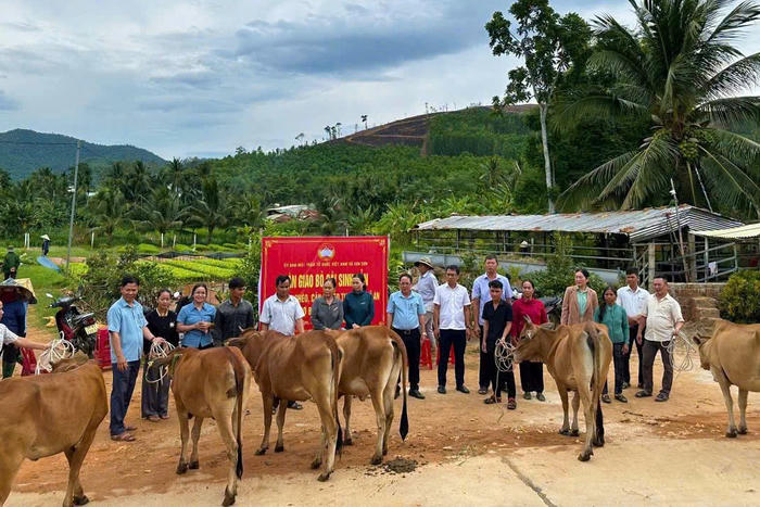 Gia Lai: Mặt trận trao quà, hỗ trợ sinh kế cho hộ khó khăn