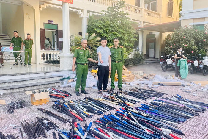 Bắc Ninh: Khởi tố đối tượng về tội “Tàng trữ, mua bán trái phép vũ khí thô sơ, công cụ hỗ trợ”