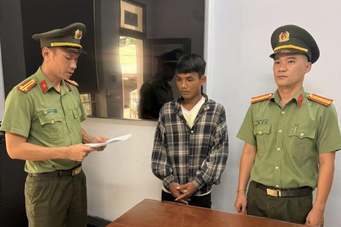 Gia Lai: Bắt người nhận làm giả giấy phép lái xe qua Facebook