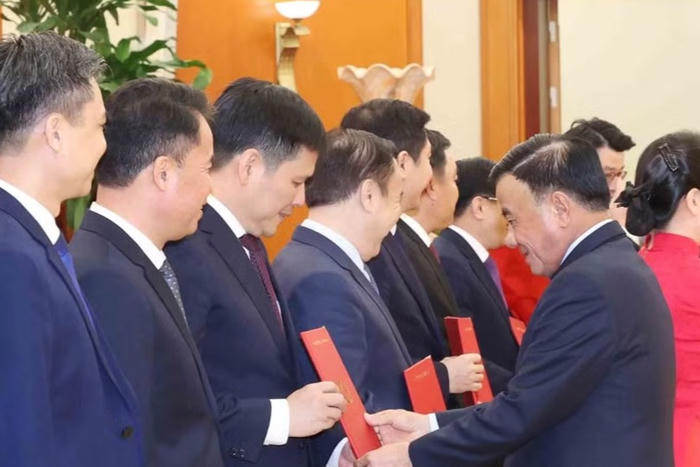 Hội nghị công bố 12 quyết định của Bộ Chính trị, Ban Bí thư về công tác cán bộ