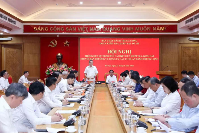 Xây dựng đội ngũ có bản lĩnh chính trị, tư duy chiến lược, năng lực dự báo, tổng kết thực tiễn Xây dựng đội ngũ có bản lĩnh chính trị, tư duy chiến lược, năng lực dự báo, tổng kết thực tiễn