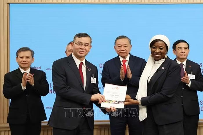 Bộ trưởng Bộ Tài chính nhận 03 Chương trình hợp tác quốc gia Việt Nam với UNDP, UNICEF và UNFPA giai đoạn 2027-2031