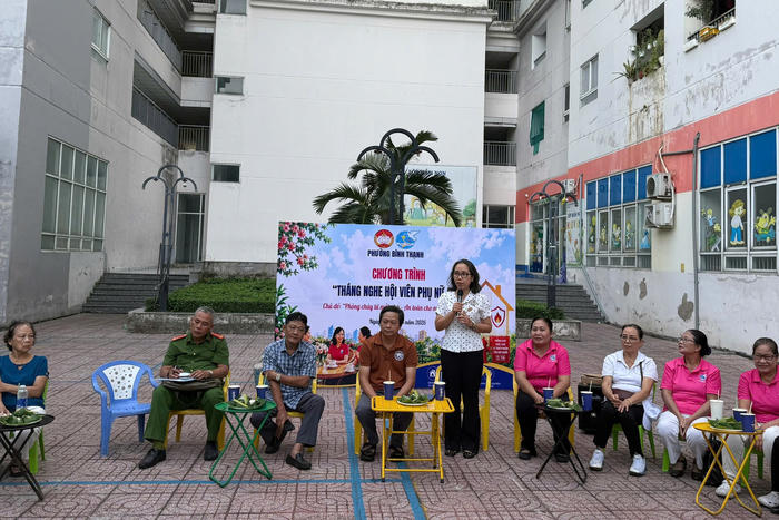 Nghe dân nói để gần dân hơn