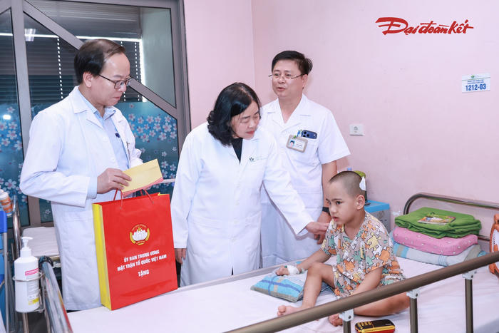 Chủ tịch Bùi Thị Minh Hoài tặng quà Trung thu tại Bệnh viện Nhi Trung ương