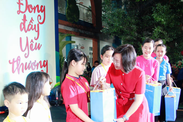 Mặt trận Hà Nội mang Trung thu ấm áp đến trẻ em nghèo