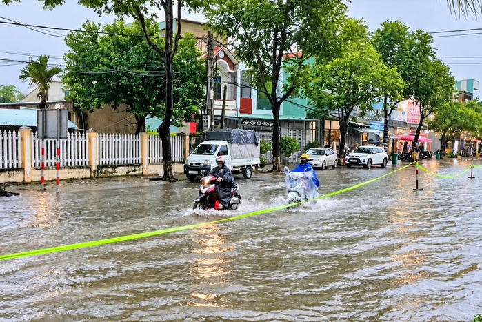 Ngày 10/10: Trung Bộ tiếp tục có mưa to, có nơi mưa trên 200mm