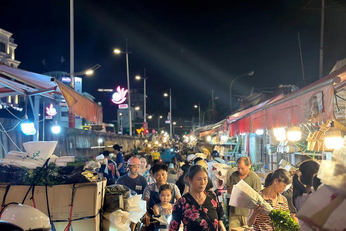 [ẢNH] Chợ hoa Quảng An nhộn nhịp, tấp nập trước dịp 20/10