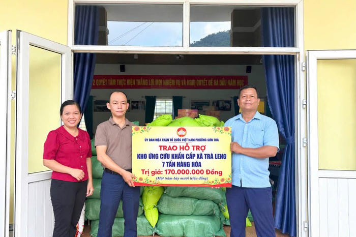 Đà Nẵng: Bàn giao kho cứu trợ khẩn cấp cho miền núi Trà Leng từ nguồn vận động