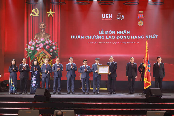 Tổng Bí thư, Chủ tịch nước Tô Lâm trao Huân chương Lao động hạng Nhất cho Đại học Kinh tế Thành phố Hồ Chí Minh 
