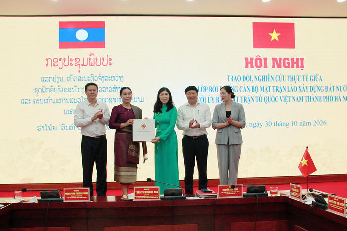 Mặt trận Hà Nội chia sẻ kinh nghiệm công tác với cán bộ Mặt trận Lào xây dựng đất nước