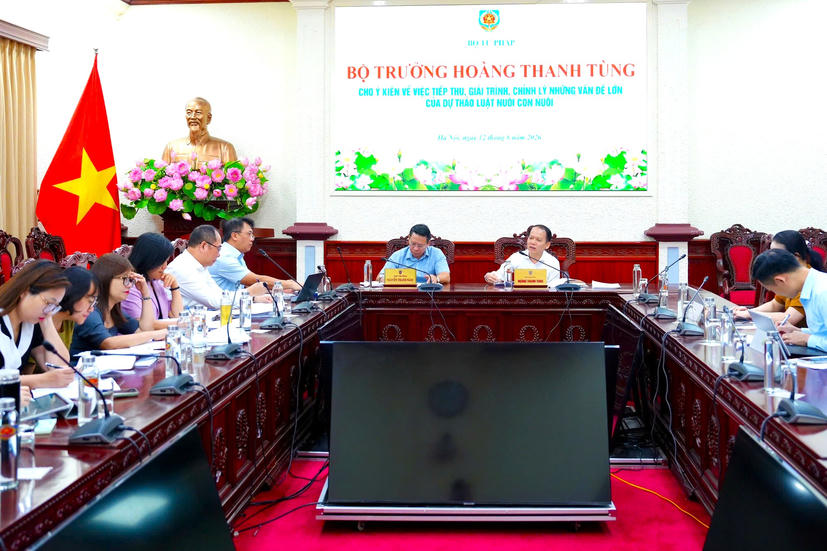 Không được nhận con nuôi nếu đang bị kết án phạt tù
