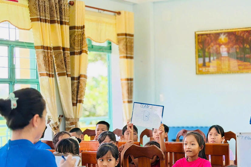 Lớp học tiếng Anh của những “gia sư áo xanh”