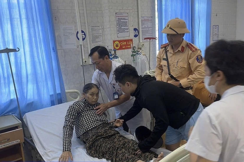 Ninh Bình: Cán bộ Cảnh sát giao thông kịp thời cứu giúp người dân bị nạn trên đường