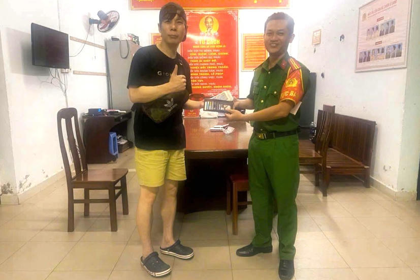 Du khách Hàn Quốc xúc động khi được hỗ trợ nhận lại tài sản