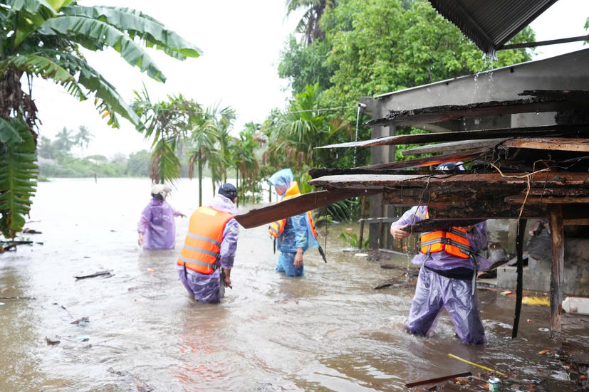 Quảng Ngãi: Nhiều khu dân cư ngập sâu, chính quyền hỗ trợ di dời
