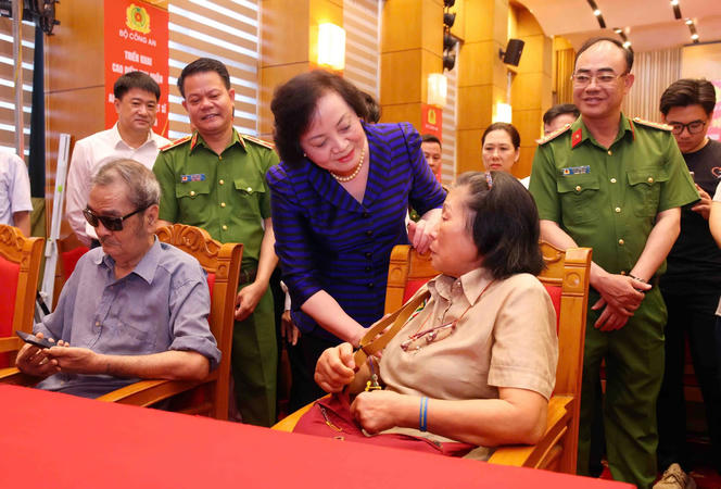 [SHORT] Phó Thủ tướng Phạm Thị Thanh Trà phát động cao điểm thu nhận ADN, mở thêm cơ hội xác định danh tính liệt sĩ