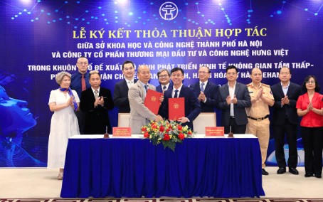 [SHORT] Hà Nội thỏa thuận hợp tác thử nghiệm “taxi bay”
 
