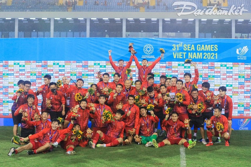 Sau khi tiếng còi kết thúc trận đấu giữa U23 Việt Nam và U23 Thái Lan vang lên, niềm vui như vỡ òa đối với đội tuyển U23 Việt Nam cũng như hàng triệu khán giả đang theo dõi trận đấu trên sân và qua màn ảnh nhỏ.