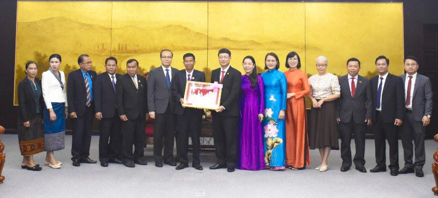 Trao đổi quà lưu niệm giữa Mặt trận Lào xây dựng đất nước tỉnh Salavane và Mặt trận Đà Nẵng. Ảnh Mặt trận Đà Nẵng.