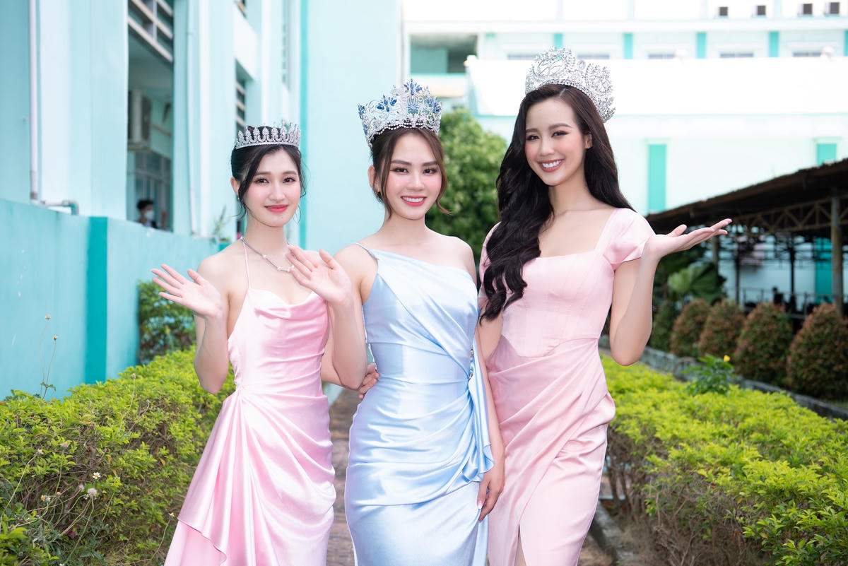 Buổi giao lưu chia sẻ của Top 3 Miss World Vietnam 2022 có chủ đề “Nét quyến rũ của tri thức”, xoay quanh việc bằng cấp có quan trọng hay không - vốn là vấn đề thực tế nhận được sự quan tâm từ xã hội, nhất là với sinh viên. 