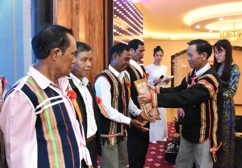 Tặng giấy khen cho người có uy tín vì có nhiều thành tích tiêu biểu, xuất sắc trong thực hiện công tác dân tộc, chính sách dân tộc trên địa bàn tỉnh Gia Lai giai đoạn 2021-2023 
