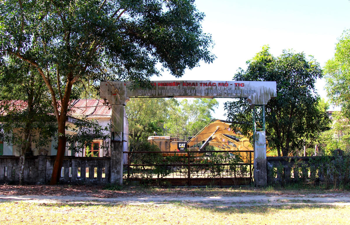 Từ năm 2009 - 2011, TIC triển khai thực hiện thử nghiệm công nghệ và bóc đất tầng phủ được khoảng 12,7 triệu m3, khai thác đến độ sâu -34m so với mực nước biển. Quá trình này chủ đầu tư thu về được 3.000 tấn quặng. Ngày 11/7/2011, Thủ tướng Chính phủ đã có Thông báo số 64/TB-VPCP, chỉ đạo Dự án tạm dừng hoạt động khai thác.